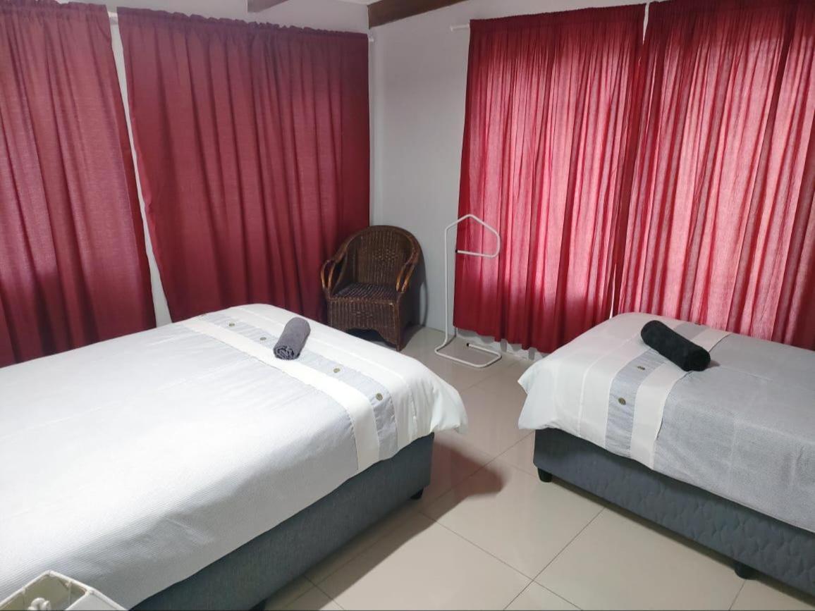 Blue Mountain Farm Lodge, Cabins & Cottages Swellendam Rom bilde